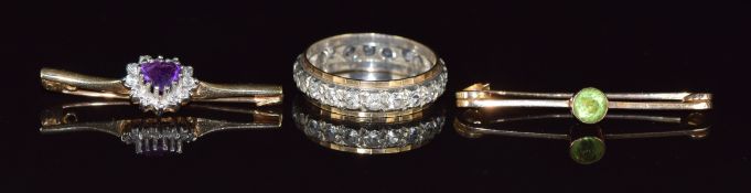 A 9ct gold eternity ring set with spinel and two 9ct gold brooches, 7.7g