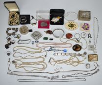 A collection of jewellery including silver rings, silver pendants, agate pendants, faux pearls, etc