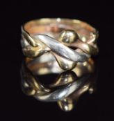 A 9ct tri-coloured gold ring, 4.7g, size N