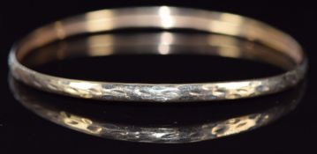 A 9ct gold bangle with cut out decoration, 4.8g, 6.4cm