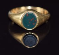 An 18ct gold signet ring set with bloodstone, Birmingham 1919, 3.5g, size J