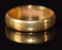 A 22ct gold wedding band / ring, 3.6g, size J