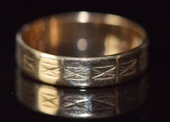 A 9ct gold wedding band / ring, 2.5g, size O