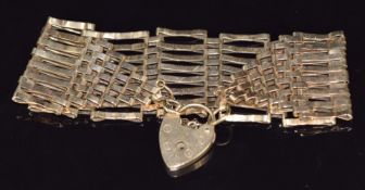 A 9ct gold gate bracelet, 16.6g, 18cm long