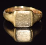 An 18ct gold signet ring, 3g, size M