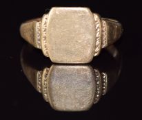 A 9ct gold signet ring, 2.9g, size Q