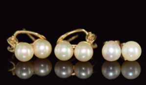 Two pairs of 9ct gold earrings set with pearls, 4.6g