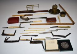 Georgian hallmarked silver table spoon, length 21.5cm, weight 55g, folding guinea scales, folding