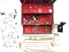 A collection of jewellery including 9ct gold earrings, 9ct gold brooch (2g), silver including