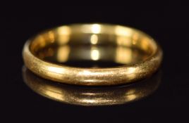 A 22ct gold wedding band / ring, 3.3g, size N