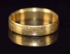 A 22ct gold wedding band / ring, 3.7g, size L