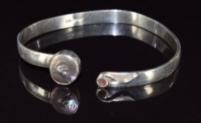 A silver bracelet set with abalone and a garnet, 24g