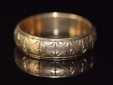 A 9ct gold ring with engraved arrow detail, 3.9g, size K