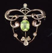 Edwardian 9ct gold pendant/ brooch set with an emerald cut peridot and seed pearls, 2.6g, 2.7cm