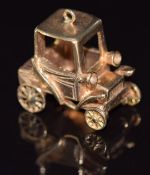 A 9ct gold charm in the form of a vintage car, 9.1g, 2cm