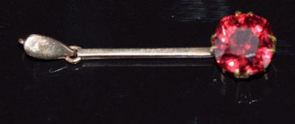 A 9ct gold pendant set with a cushion cut garnet, 2.1g, 3.7cm