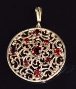 A 9ct gold openwork pendant set with garnets, 2.8cm, 6.4g