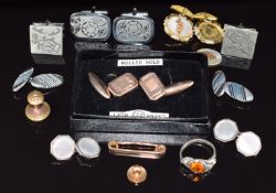 A silver ring set with pressed amber, 9ct gold brooch, 9ct gold stud (3g), and cufflinks