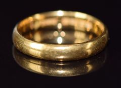 A 22ct gold wedding band / ring 3.7g, size K
