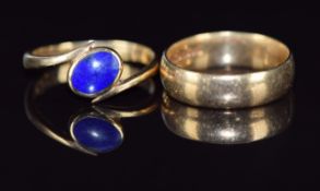 A 9ct gold ring set with lapis lazuli (size L) and a 9ct gold wedding band, size K/L, 5.1g