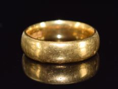 A 22ct gold wedding band / ring, 6.4g, size F/G