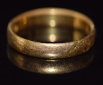 A 22ct gold wedding band / ring, 4.4g, size P