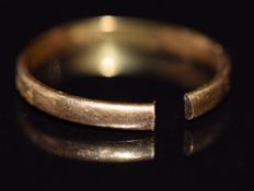 A 22ct gold band, 1.7g