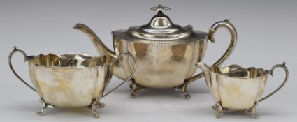George V hallmarked silver three piece teaset, each piece raised on four feet, Sheffield 1912, maker