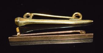 Two 18ct gold brooches, 4.6g