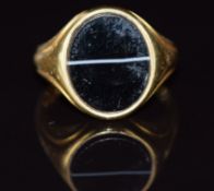 Victorian 18ct gold signet ring set with banded agate and engraved to inner band 'In memory
