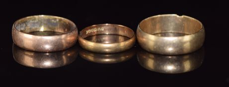 Three 9ct gold wedding bands / rings, 6.8g