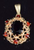 A 9ct gold pendant set with garnets, 2cm, 2.5g