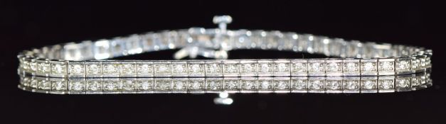 A 14k white gold tennis bracelet set with moissanite, 9g, 16cm long