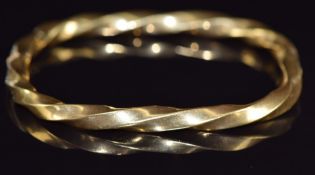 An 18ct gold twisted bangle, 20.1g, 5.8 x 4.5cm
