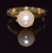 A 14k gold ring set with a pearl, 2.5g, size M