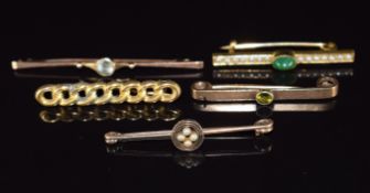 Two 9ct gold brooches set with topaz and peridot (3.5g), 9ct gold knot brooch (1.3g), 9ct gold