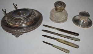 Hallmarked silver capstan inkwell, four hallmarked silver and mother of pearl folding fruit knives