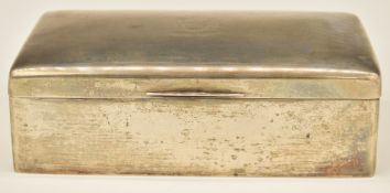 Walker & Hall George V hallmarked silver cigarette box, Sheffield 1923, width 20.5cm