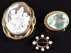 Victorian pinchbeck brooch set with a cameo, foiled brooch and yellow metal pearl brooch (4.7g)
