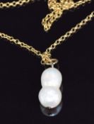 A 9ct gold chain (1g, 44cm) with freshwater pearl pendant