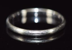An 18ct white gold wedding band / ring, 2.5g, size Q
