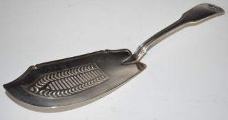 Georgian hallmarked silver Fiddle Thread and Shell pattern fish server slice, London 1818, maker