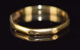 An 18ct gold octagonal wedding band / ring, 2.1g, size O