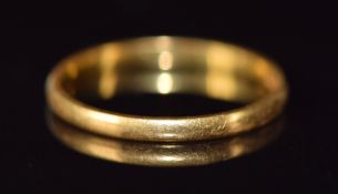 A 22ct gold wedding band / ring, 2g, size Q