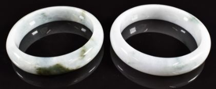 Two jadeite bangles, 111g, 5.5cm
