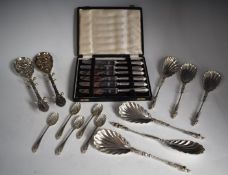 Pair of Mappin & Webb Edward VII hallmarked silver knife rests, Sheffield 1905, length 9cm, weight