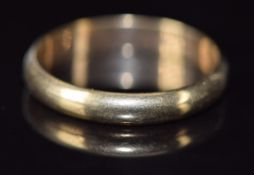 A yellow metal wedding band / ring marked 333, 3.2g, size V