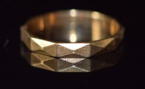 An 18ct gold faceted wedding band / ring, 3g, size Q
