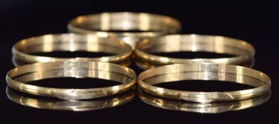 Five 18ct gold bangles, 59g, 6.5cm