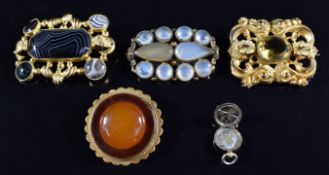Three Victorian pinchbeck brooches set with agate, chalcedony and glass together with a 9ct rolled